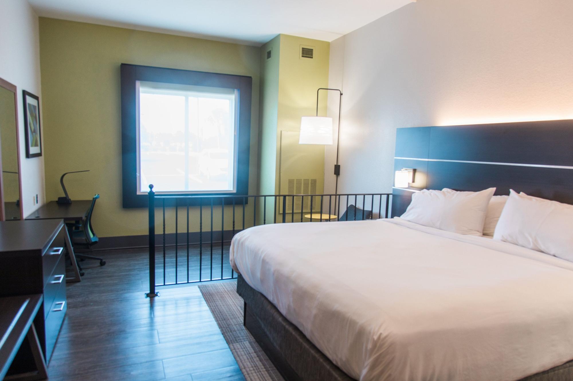 Holiday Inn Express Hotel & Suites Columbia-Fort Jackson By Ihg Екстериор снимка