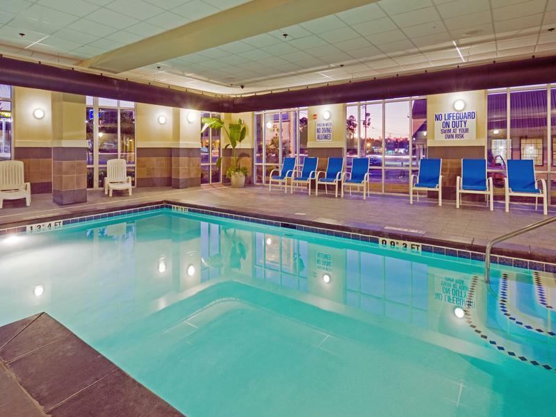 Holiday Inn Express Hotel & Suites Columbia-Fort Jackson By Ihg Екстериор снимка