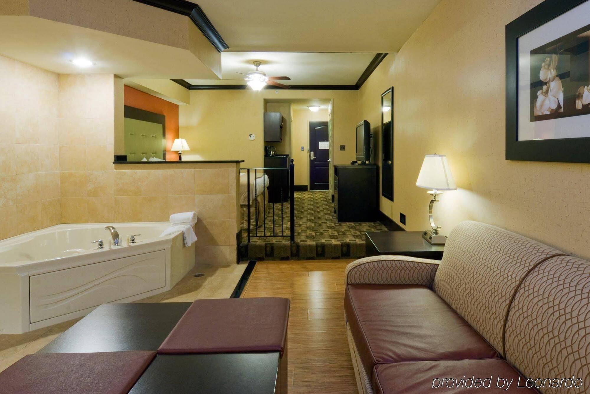 Holiday Inn Express Hotel & Suites Columbia-Fort Jackson By Ihg Екстериор снимка