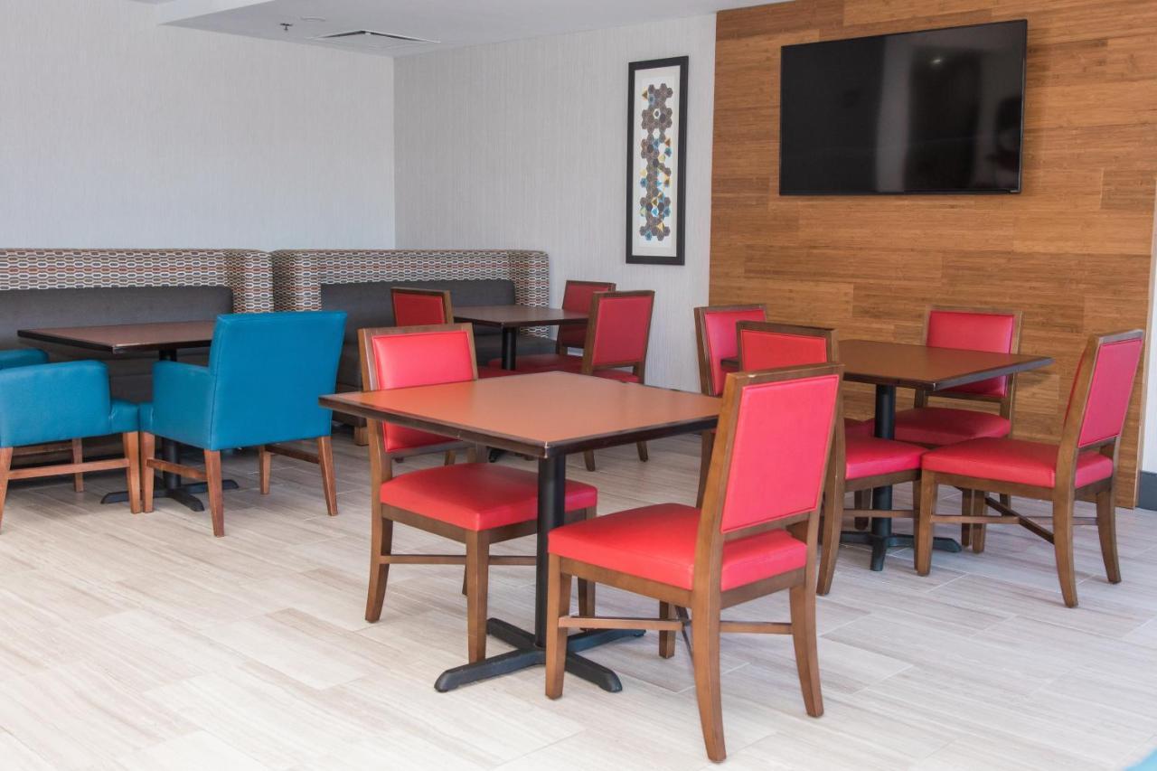 Holiday Inn Express Hotel & Suites Columbia-Fort Jackson By Ihg Екстериор снимка